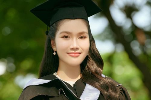 Á hậu Phương Anh 'đập hộp' chiếc túi trị giá trên dưới 1 tỷ