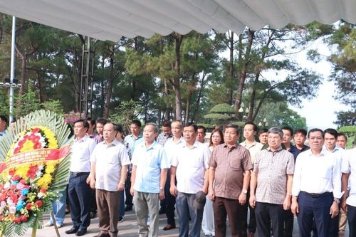 Lãnh đạo tỉnh Gia Lai dâng hoa, dâng hương tại Nghĩa trang Liệt sĩ Quốc gia Trường Sơn