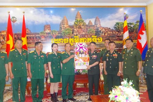 Lực lượng vũ trang tỉnh Gia Lai thăm, chúc Tết tại Campuchia
