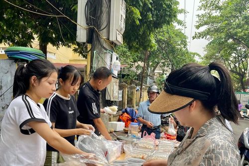 Người dân thành phố Lào Cai chuẩn bị bánh trôi, bánh chay cho tết Hàn thực