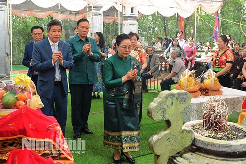 Đoàn công tác Đại sứ quán Lào tại Việt Nam dâng hương tại Đền thờ công chúa Nhồi Hoa