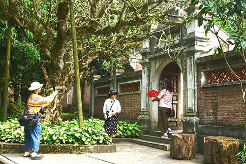 Những tuyên truyền viên 'tay ngang' ở Đền Hùng