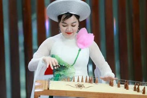 Nghệ sĩ quê lúa '5 tấn' gắn bó với cây đàn dân tộc