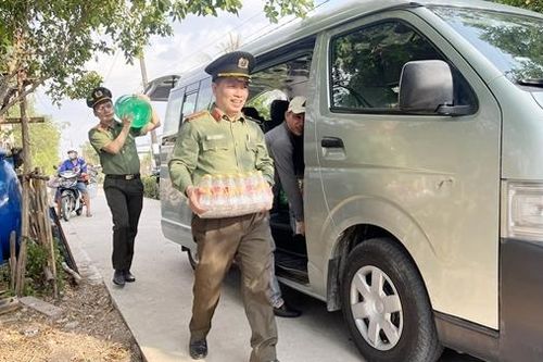 Công an tỉnh Cà Mau chia sẻ với người dân vùng khô hạn