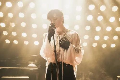 Soobin Hoàng Sơn giữ phong độ R&B với MV về người cũ