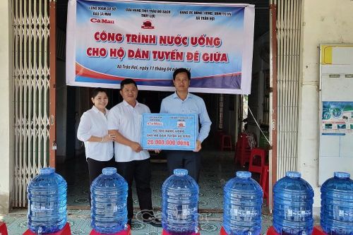 Mang nước uống cho hộ dân tuyến đê giữa