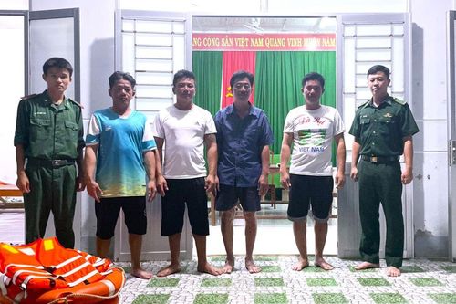 Đồn Biên phòng Tân Tiến cứu 4 thuyền viên bị chìm tàu trên biển
