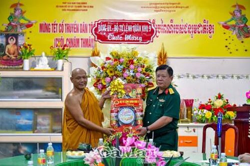 Quân khu 9 thăm, chúc tết Chùa Monivongsa