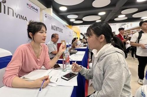 Ngày hội tuyển dụng của các doanh nghiệp Hàn Quốc thu hút đông đảo sinh viên tham dự