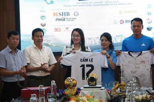 Giải bóng đá phong trào quyên góp giúp đồng bào khó khăn, học sinh nghèo vượt khó