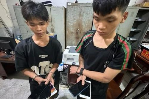 Bắt nhanh hai đối cướp giật 5 chiếc điện thoại di động tại 'shop' lề đường