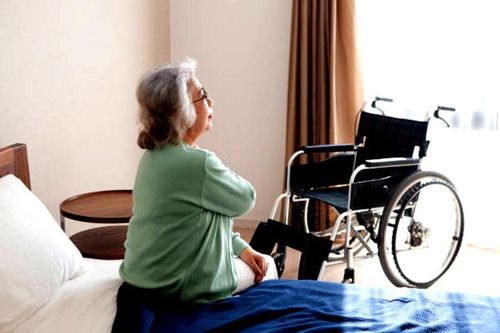 Đưa cha mẹ vào viện dưỡng lão: Dùng đồng tiền thay chữ hiếu?