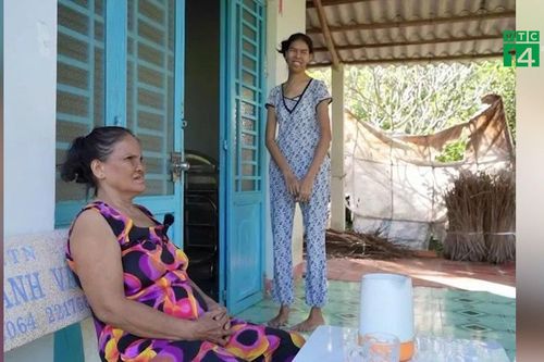 Cô gái Trà Vinh cao hơn 2m, sống khép kín chỉ chơi với chó mèo