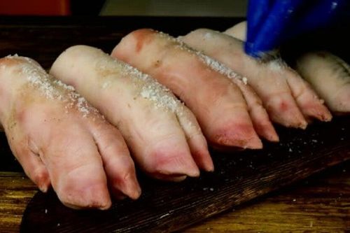 Bí quyết xử lý chân giò thơm ngon, đẹp mắt