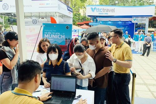 Nhiều người 'săn' tour giảm giá tại Hội chợ du lịch quốc tế - Hà Nội