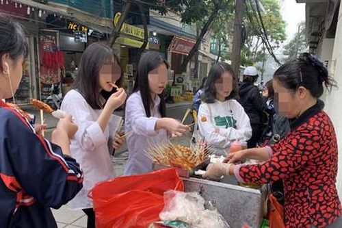 Hoàn Kiếm là quận đầu tiên triển khai kiểm soát an toàn thực phẩm trước cổng trường học