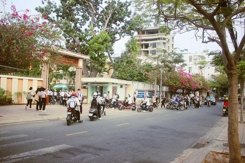 Sau hàng loạt vụ ngộ độc thực phẩm ở Nha Trang, không còn hàng rong trước cổng trường học