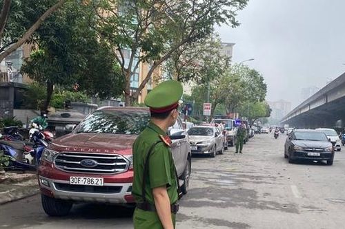 Hà Nội xử lý ô tô đỗ chiếm lòng đường trước chung cư Kim Văn - Kim Lũ: Chưa có giải pháp hiệu quả