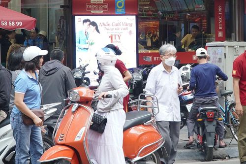 Giữa trưa, người dân đổ đi mua vàng phải ngậm ngùi ra về vì tiệm 'chỉ mua vào, không bán ra'