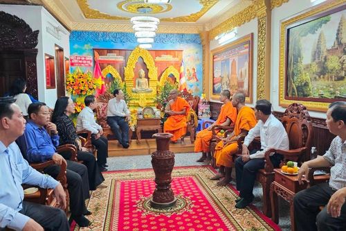 Lãnh đạo thành phố Cần Thơ thăm, chúc mừng tết Chôl Chnăm Thmây