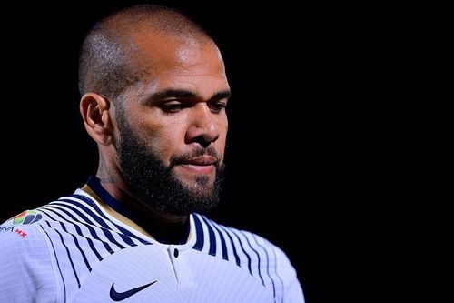 Dani Alves trả lại tiền cho Neymar