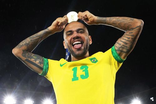 Dani Alves gây chú ý