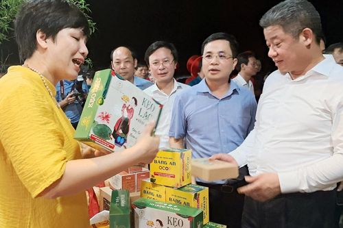 Khai mạc hội chợ xúc tiến thương mại gắn kết nông sản với du lịch