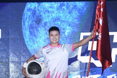 Quang Hải hóa 'phi hành gia', được tổ chức sinh nhật bất ngờ tròn 27 tuổi