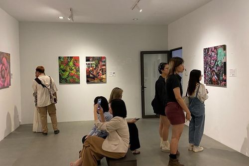 Triển lãm 'Chạm một nét hoa': độc đáo sáng tạo tranh từ vải vụn
