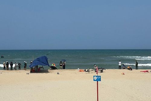 Tìm kiếm hai anh em mất tích khi tắm biển