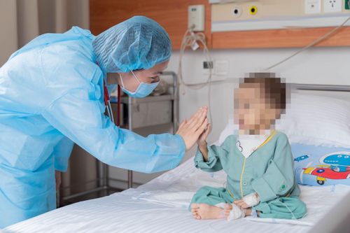 Bé gái 27 tháng tuổi hồi sinh nhờ lá gan hiến từ bà ngoại