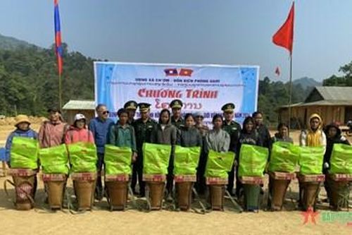 Quảng Nam: Trao 160 suất quà tặng nhân dân các bản Lào giáp biên