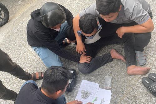 Bị tóm khi đang 'ôm' ma túy