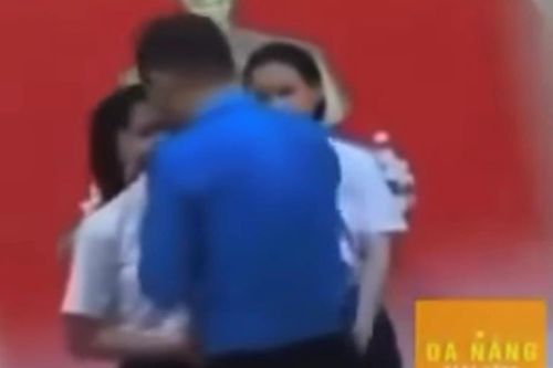 Đình chỉ công tác Tổng phụ trách đội 'túm cổ áo, vuốt tóc' nữ sinh