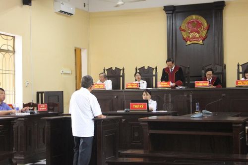 Chú chém cháu ruột vì không cho thăm mộ cha