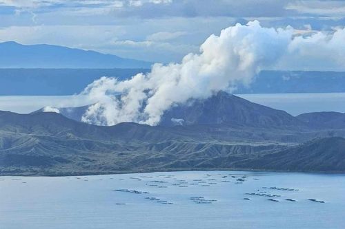 Núi lửa Taal của Philippines phun cột hơi nước hơn 2.000 m