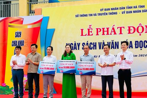 Trao tặng nhiều tủ sách cho trường học miền núi nhân Ngày sách và Văn hóa đọc