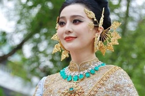 Phạm Băng Băng được ví như nữ thần ở lễ hội té nước