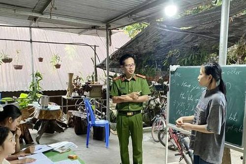 Thầy giáo Công an với lớp học tiếng Anh '0 đồng' nơi biên giới