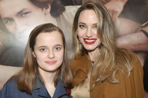 Con gái út của Angelina Jolie mặc đồ công nhân
