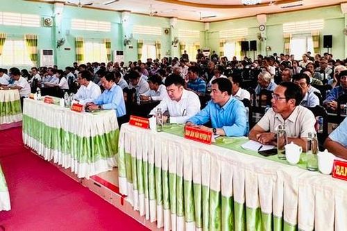 Chủ tịch tỉnh Vĩnh Long đối thoại với dân nơi khai thác cát cho cao tốc