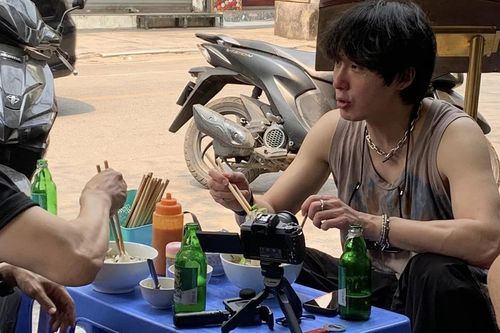 Sao Hàn khoe đi du lịch Hà Nội, ăn phở áp chảo vỉa hè húp cạn cả nước dùng