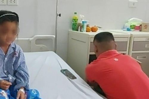 Đình chỉ cô giáo dùng thước kẻ gõ vào đầu học sinh đến nhập viện