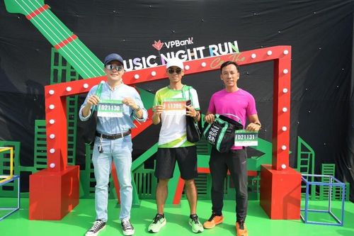 Runner hào hứng nhận Bib giải VPBank Can Tho Music Night Run 2024