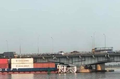 Đề nghị tạm giữ tàu mắc kẹt dưới cầu Đồng Nai, yêu cầu khắc phục thiệt hại
