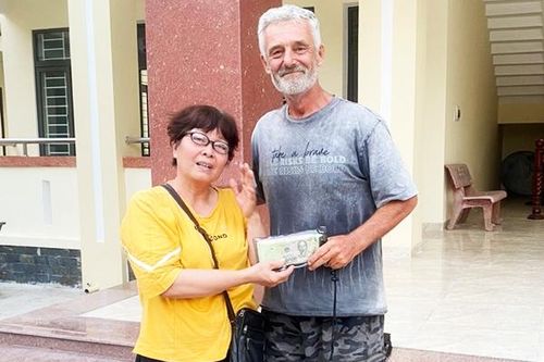 Người nước ngoài xúc động nhận lại tài sản đánh rơi