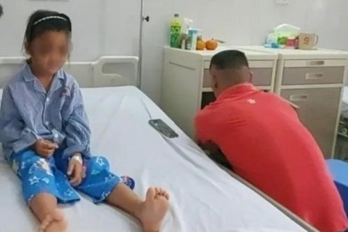 Đình chỉ giáo viên dùng thước kẻ gõ vào đầu học sinh