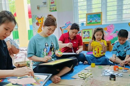 Giáo viên vùng cao làm tranh đá, gây quỹ xây thư viện cho trường