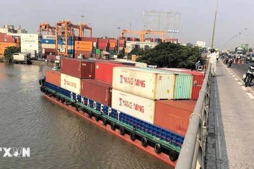 Cứu hộ tàu trọng tải 4.600 tấn bị đứt neo, mắc kẹt dưới gầm cầu Đồng Nai