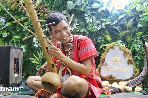 'Soi' các gian hàng đậm sắc màu địa phương tại Hội chợ VITM Hà Nội 2024